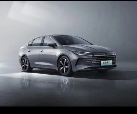 Stable System Dm-I 5 People Electric Car with Strong Cargo Capacity and White Exterior Color